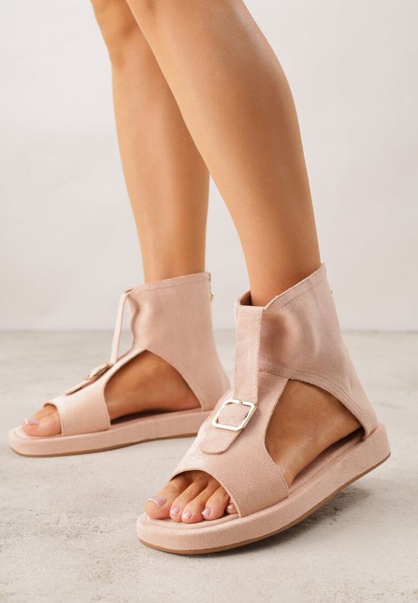 Renee - Różowe Sandały Typu Botki Ozdobione Metaliczną Klamrą z Przodu Adrasaia. Zapięcie: klamry. Kolor: różowy. Wzór: aplikacja. Sezon: lato