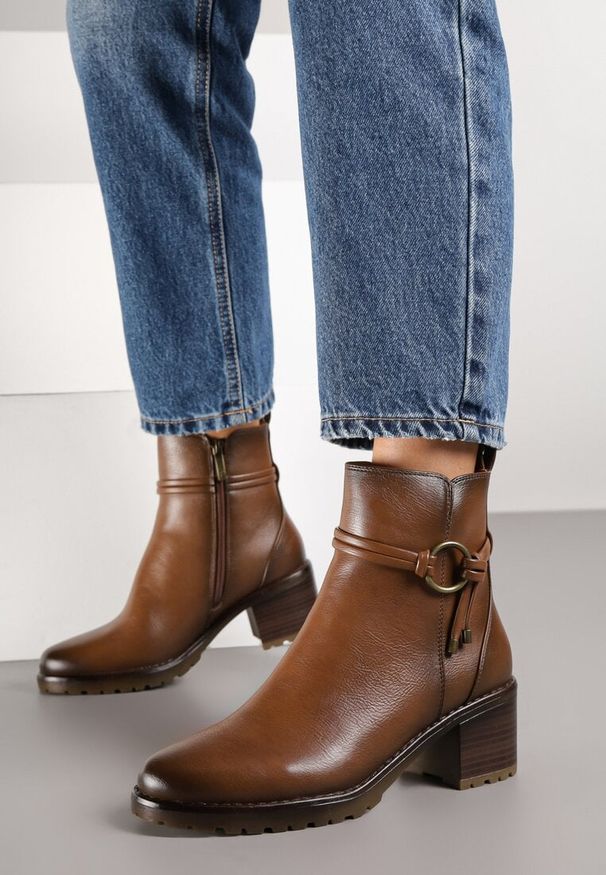 Born2be - Brązowe Botki na Słupku z Aplikacją przy Cholewce Tulonisse. Okazja: na co dzień, na spacer. Kolor: brązowy. Materiał: wełna, jeans, dzianina. Szerokość cholewki: normalna. Wzór: aplikacja. Obcas: na słupku. Styl: klasyczny, casual, elegancki. Wysokość obcasa: średni