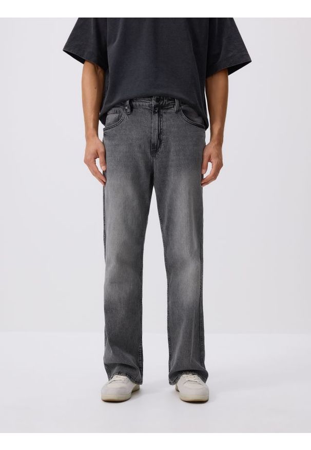 Reserved - Jeansy bootcut z efektem sprania - jasnoszary. Kolor: szary