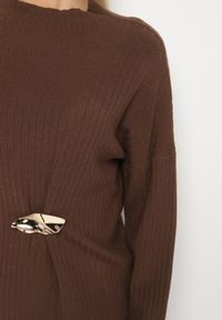 Born2be - Brązowa Sweterkowa Sukienka z Wiskozą i Broszką Tinarrea. Okazja: do pracy, na spacer. Kolor: brązowy. Materiał: wiskoza. Wzór: aplikacja. Typ sukienki: sportowe. Styl: klasyczny, sportowy #4