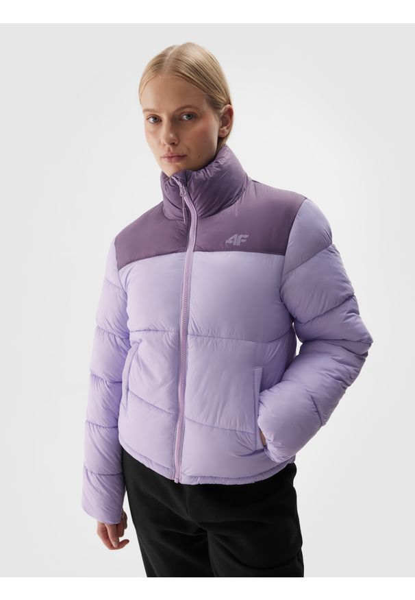 4f - 4F Kurtka puchowa z wypełnieniem syntetycznym damska - fioletowa M. Okazja: na co dzień. Typ kołnierza: kołnierzyk stójkowy. Kolor: fioletowy. Materiał: syntetyk, puch. Długość: długie. Wzór: gładki. Sezon: zima. Styl: casual, klasyczny, sportowy