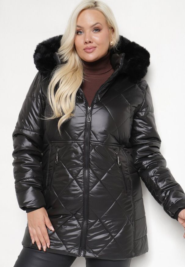 Born2be - Czarna Kurtka Pikowana z Kapturem Futerkiem i Ściągaczami przy Rękawach Ravindelle. Okazja: na co dzień. Typ kołnierza: kaptur. Kolekcja: plus size. Kolor: czarny. Długość: długie. Materiał: futro. Długość rękawa: długi rękaw. Sezon: zima. Styl: casual