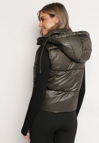 Born2be - Ciemnozielona Pikowana Kamizelka z Odpinanym Kapturem Winncea. Okazja: na co dzień. Kolor: zielony. Materiał: jeans. Styl: casual #4