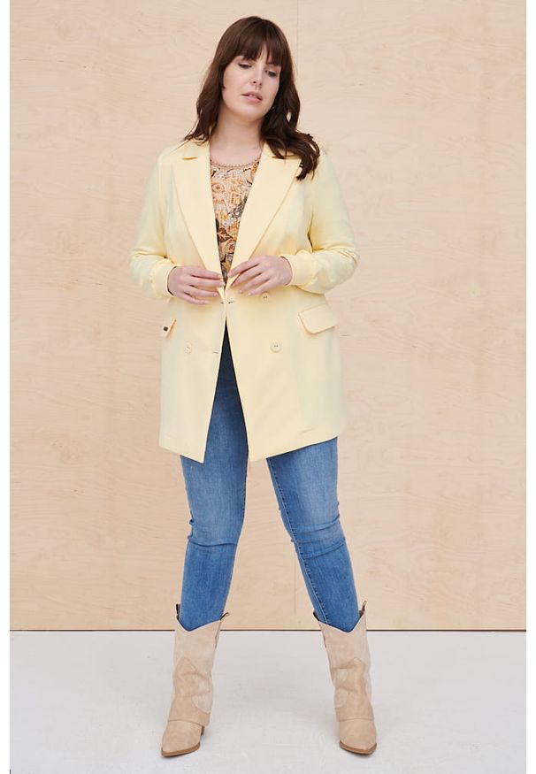 blue shadow - Marynarka Damska Shambala 2 Plus Size Bananowy. Okazja: na co dzień. Kolekcja: plus size. Kolor: żółty. Materiał: elastan, bawełna, dresówka, tkanina. Długość: długie. Wzór: aplikacja. Styl: sportowy, elegancki, casual