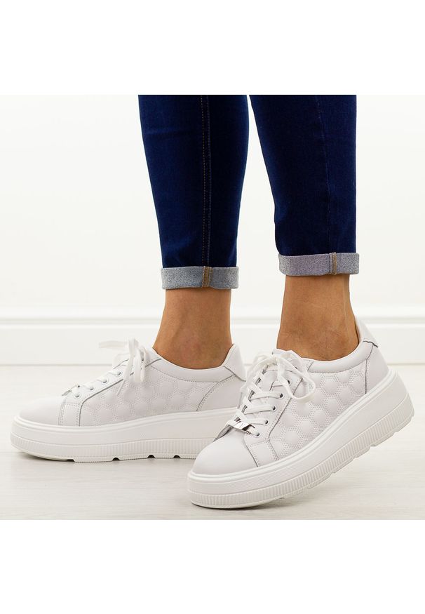 Białe skórzane półbuty damskie Filippo Dp7285/25. Okazja: na co dzień. Nosek buta: okrągły. Zapięcie: sznurówki. Kolor: biały. Szerokość cholewki: normalna. Wzór: aplikacja. Materiał: skóra. Sezon: jesień, wiosna. Obcas: na platformie