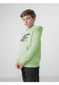 4f - Bluza dresowa nierozpinana z kapturem chłopieca. Typ kołnierza: kaptur. Kolor: zielony. Materiał: dresówka. Wzór: nadruk