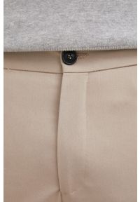 Selected spodnie męskie kolor beżowy w fasonie chinos. Okazja: na co dzień. Kolor: beżowy. Materiał: materiał, poliester, bawełna, tkanina. Styl: casual