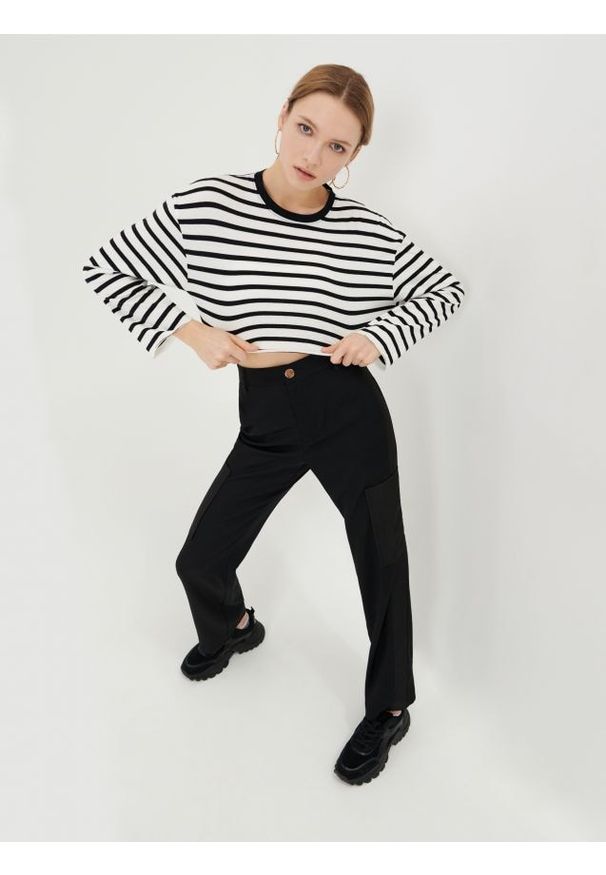 Sinsay - Crop top w paski - czarny. Kolor: czarny. Materiał: bawełna. Wzór: paski