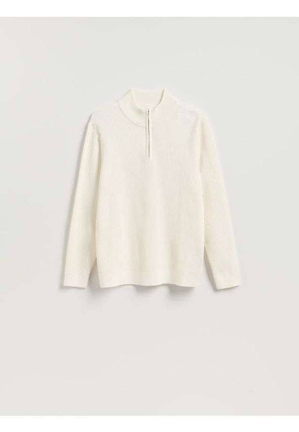 Reserved - Sweter z rozpinaną stójką - biały. Typ kołnierza: kołnierzyk stójkowy. Kolor: biały. Materiał: bawełna, dzianina