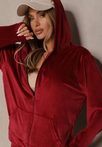 Renee - Bordowy Komplet Dresowy z Welurowego Materiału Bluza i Spodnie na Gumce Salliren. Kolekcja: plus size. Kolor: czerwony. Materiał: welur, dresówka, materiał