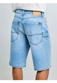 Big-Star - Szorty męskie jeansowe z przetarciami jasnoniebieskie Aleksy Workwear 220. Okazja: na co dzień. Stan: podwyższony. Kolor: niebieski. Materiał: jeans. Sezon: lato. Styl: vintage, klasyczny, casual #3