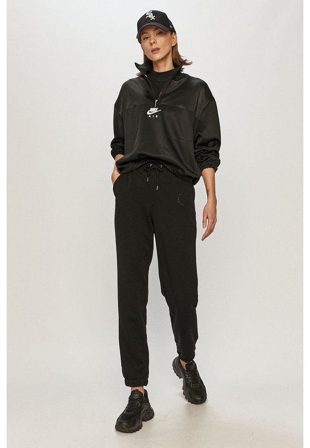 Nike Sportswear - Bluza. Okazja: na co dzień. Kolor: czarny. Długość rękawa: długi rękaw. Długość: długie. Wzór: nadruk. Styl: casual