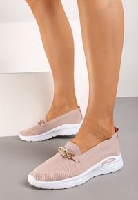 Renee - Różowe Płaskie Tenisówki Wsuwane Zdobione Metalową Aplikacją Ebimara. Nosek buta: okrągły. Zapięcie: bez zapięcia. Kolor: różowy. Materiał: jeans, bawełna. Wzór: aplikacja