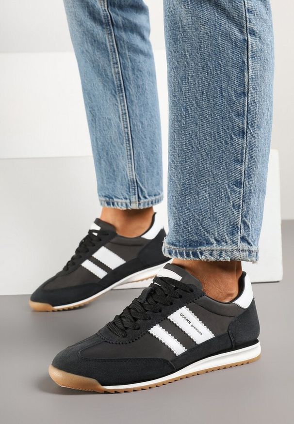 Renee - Czarno-Białe Sneakersy ze Skórzaną Wkładką i Ozdobnymi Paskami Nasnella. Okazja: na co dzień. Nosek buta: okrągły. Zapięcie: pasek. Kolor: czarny. Materiał: skóra. Obcas: na obcasie. Wysokość obcasa: niski