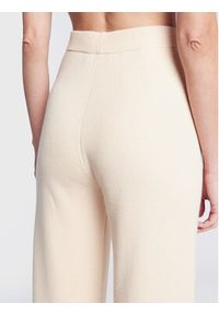 Calvin Klein Spodnie dzianinowe K20K204625 Beżowy Regular Fit. Kolor: beżowy. Materiał: bawełna, dzianina, syntetyk #5