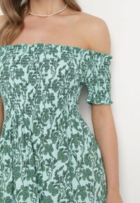 Born2be - Zielona Bawełniana Sukienka z Dekoltem Typu Hiszpanka i Lekką Falbanką Hannesia. Okazja: na co dzień. Typ kołnierza: dekolt hiszpanka. Kolor: zielony. Materiał: bawełna. Sezon: wiosna, lato. Styl: elegancki, casual. Długość: mini #6