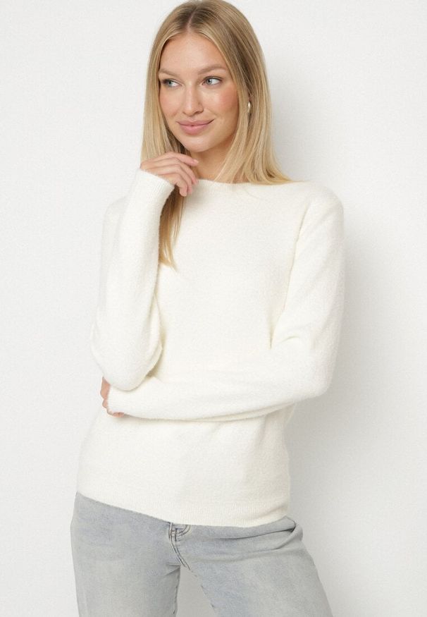 Born2be - Jasnobeżowy Sweter z Wełną w Klasycznym Stylu Firrive. Okazja: na co dzień. Kolor: beżowy. Materiał: wełna. Styl: klasyczny