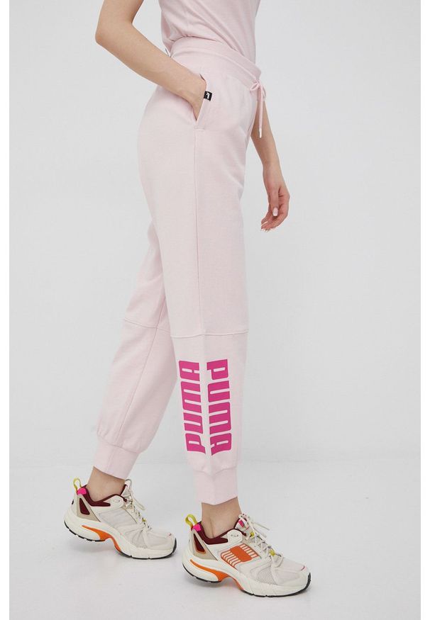 Puma spodnie bawełniane 847127 damskie kolor różowy z nadrukiem. Kolor: różowy. Materiał: bawełna. Wzór: nadruk