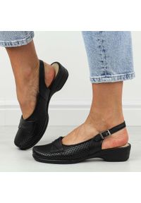 Czarne skórzane ażurowe Polskie sandały damskie z zakrytymi palcami Gregors 643. Kolor: czarny. Materiał: skóra. Wzór: ażurowy. Obcas: na koturnie #1