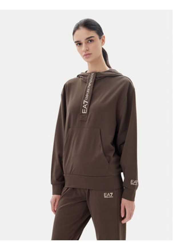 EA7 Emporio Armani Dres 7W000117 AF13135 U6139 Brązowy Regular Fit. Kolor: brązowy. Materiał: bawełna