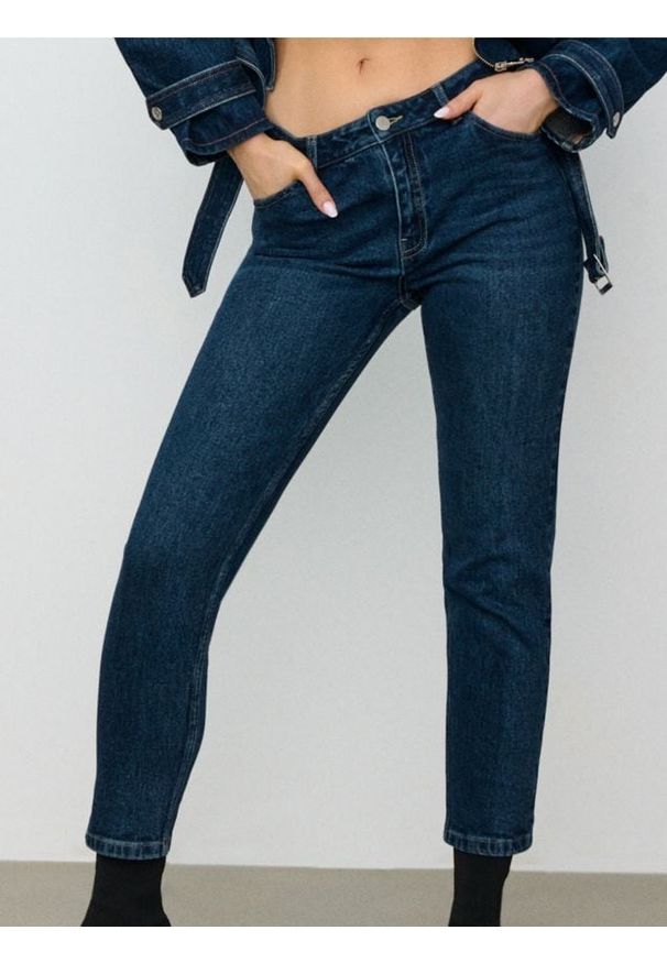 Sinsay - Spodnie jeansowe mom comfort fit - granatowy. Kolor: niebieski