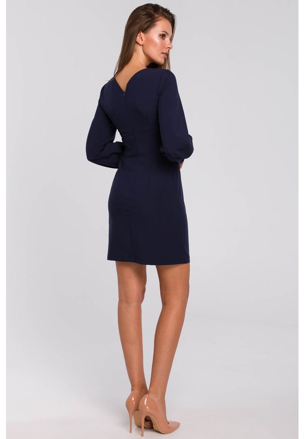 Sukienki.shop - Elegancka sukienka mini z głębokim dekoltem V czarna. Typ kołnierza: dekolt w kształcie V. Kolor: czarny. Styl: elegancki. Długość: mini