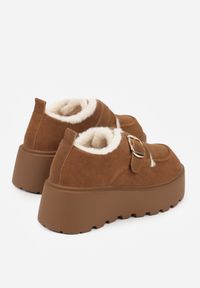 Renee - Jasnobrązowe Śniegowce na Platformie z Paskiem ze Sprzączką i Futrem Unweda. Nosek buta: okrągły. Zapięcie: pasek. Kolor: brązowy. Materiał: futro. Sezon: zima. Obcas: na platformie. Wysokość obcasa: średni #2