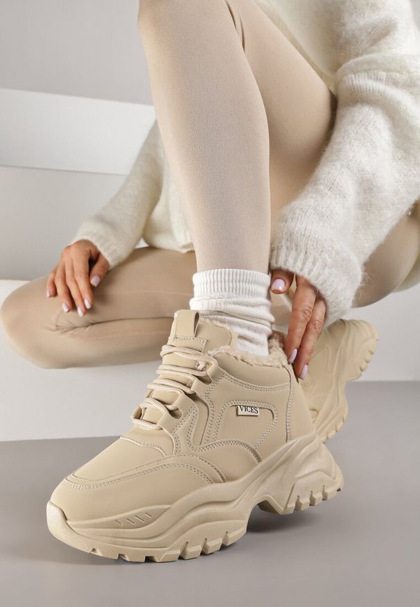 Renee - Ciemnobeżowe Streetwearowe Sneakersy Vices Chunky w Stylu Traperów na Platformie Leate. Kolor: beżowy. Materiał: dresówka, jeans. Szerokość cholewki: normalna. Obcas: na platformie