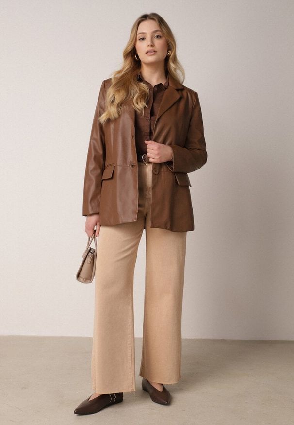 Born2be - Beżowe Szerokie Jeansy z Wysokim Stanem i Postrzępionymi Nogawkami Fyrelreia. Okazja: na co dzień. Stan: podwyższony. Kolor: beżowy. Styl: casual, klasyczny