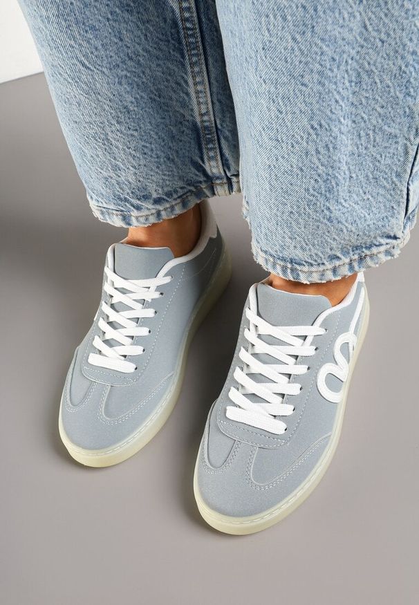 Renee - Niebieskie Sneakersy Kultowe Tenisówki Zdobione Abstrakcyjną Aplikacją Fendiva. Okazja: na co dzień. Zapięcie: sznurówki. Kolor: niebieski. Materiał: jeans. Wzór: aplikacja