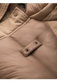 Ombre Clothing - Długa pikowana kurtka męska z dużymi kieszeniami – beżowa V2 - Rozmiar: XXL. Typ kołnierza: kaptur. Kolor: beżowy. Materiał: tkanina, poliester, materiał, syntetyk, nylon. Długość: długie. Wzór: gładki, aplikacja #3