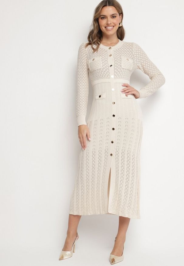Born2be - Beżowa Sukienka z Ażurowej Dzianiny Ozdobiona Metalicznymi Guzikami Aviola. Okazja: na co dzień, na spotkanie biznesowe. Kolor: beżowy. Materiał: dzianina. Wzór: ażurowy, aplikacja. Sezon: wiosna, jesień. Typ sukienki: ołówkowe, proste. Styl: casual, elegancki, biznesowy