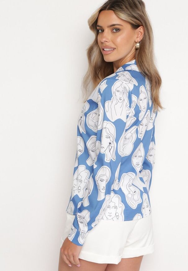 Born2be - Niebieska Koszula z Artystycznym Nadrukiem Twarzy Dremelia. Typ kołnierza: dekolt w serek. Kolor: niebieski. Długość rękawa: długi rękaw. Długość: długie. Wzór: nadruk. Styl: elegancki, klasyczny