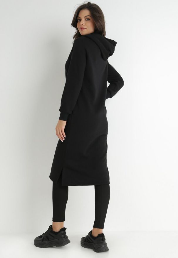 Born2be - Czarna Sukienka Dresowa Oversize z Kapturem Dongeis. Typ kołnierza: kaptur. Kolor: czarny. Wzór: jednolity. Typ sukienki: oversize. Materiał: dresówka. Długość rękawa: długi rękaw. Sezon: zima, jesień. Styl: sportowy. Długość: midi