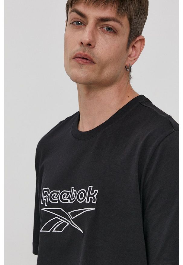 Reebok Classic - T-shirt. Okazja: na co dzień. Kolor: czarny. Materiał: dzianina. Wzór: aplikacja. Styl: casual