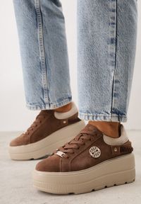 Renee - Brązowo-Beżowe Skórzane Sneakersy na Platformie z Aplikacją i Plecionym Paskiem Kaphophai. Okazja: na co dzień, na spacer. Zapięcie: pasek. Kolor: brązowy. Materiał: skóra. Wzór: aplikacja. Obcas: na platformie. Sport: turystyka piesza #1