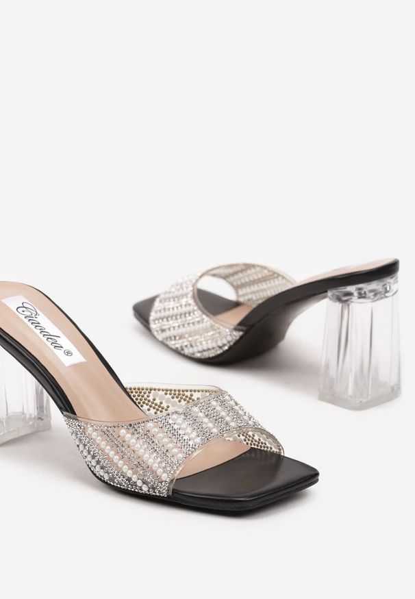 Renee - Czarne Klapki z Perłami na Transparentnym Obcasie Typu Słupek Grelreia. Kolor: czarny. Materiał: jeans. Wzór: aplikacja. Obcas: na obcasie. Styl: wizytowy, elegancki. Wysokość obcasa: średni