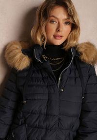 Renee - Granatowa Kurtka Pikowana z Szerokim Ściągaczem przy Rękawach Yasu. Okazja: na co dzień. Kolor: niebieski. Materiał: jeans, futro. Styl: elegancki, casual #3