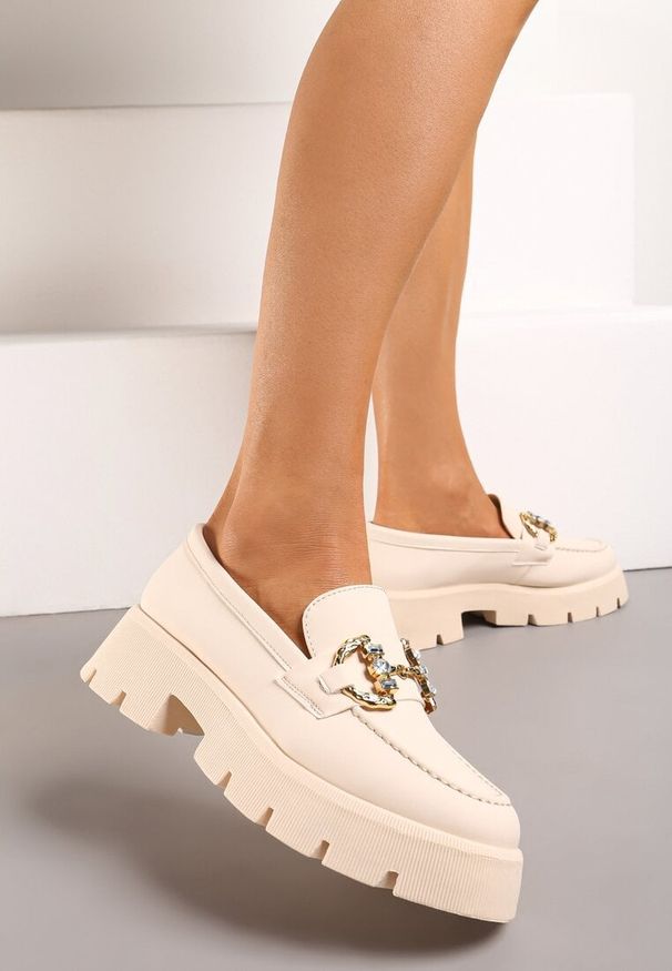 Born2be - Beżowe Mokasyny na Grubej Podeszwie z Biżuteryjną Klamrą Rosaivy. Nosek buta: okrągły. Zapięcie: klamry. Kolor: beżowy. Styl: klasyczny, elegancki