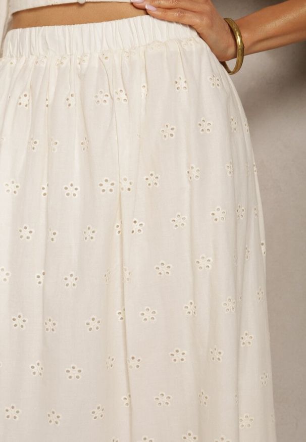 Renee - Jasnobeżowa Bawełniana Rozkloszowana Spódnica z Haftem Podszewką i Gumką w Pasie Illonica. Okazja: na imprezę. Kolor: beżowy. Materiał: bawełna. Wzór: haft. Styl: elegancki