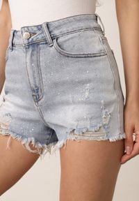 Born2be - Niebieskie Jeansowe Szorty Casual z Bawełną Wysokim Stanem Przetarciami i Brokatem Delona. Okazja: na co dzień. Stan: podwyższony. Kolor: niebieski. Materiał: bawełna, jeans. Długość: krótkie. Wzór: aplikacja. Styl: casual #8
