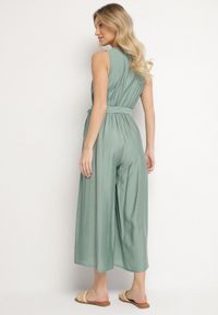 Born2be - Zielony Taliowany Kombinezon z Wiskozą i Paskiem Evithrae. Okazja: na co dzień. Kolor: zielony. Materiał: wiskoza. Styl: wizytowy, casual, klasyczny, elegancki #2