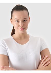 4f - T-shirt slim z nadrukiem damski - biały. Okazja: na co dzień. Kolor: biały. Materiał: bawełna, elastan, materiał, jersey, dzianina. Długość rękawa: krótki rękaw. Długość: krótkie. Wzór: nadruk. Styl: casual, sportowy