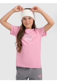 4f - 4F T-shirt regular z nadrukiem dziewczęcy - różowy 128 (7-8 lat). Okazja: na co dzień. Kolor: różowy. Materiał: bawełna, materiał. Wzór: nadruk. Sezon: lato. Styl: casual