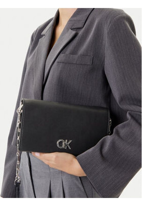 Calvin Klein Torebka Re-Lock Mini Conv LV04F3103G Czarny. Kolor: czarny. Materiał: skórzane