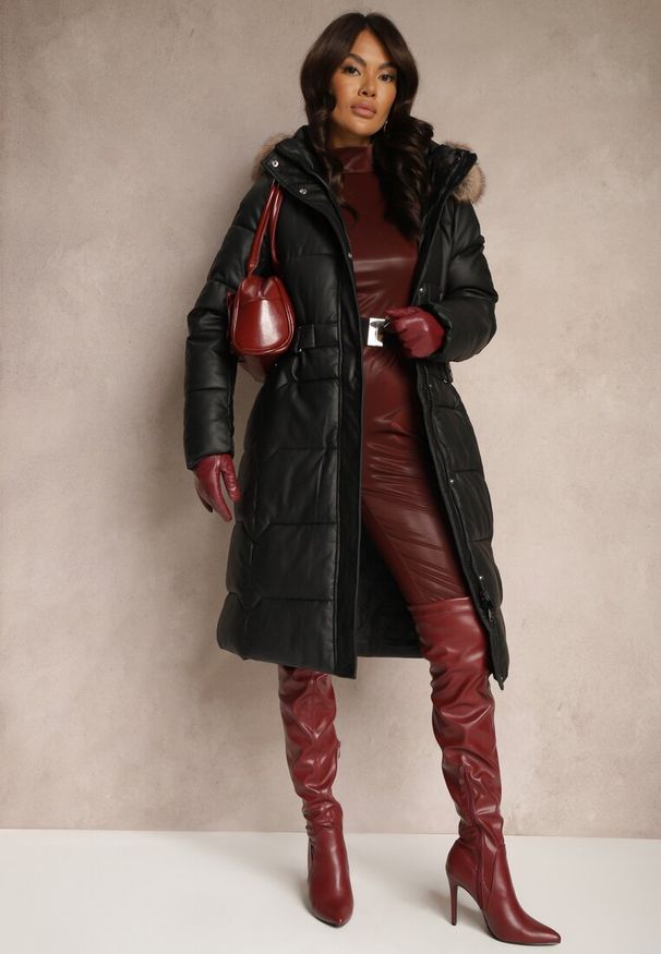 Renee - Czarno-Brązowa Kurtka z Pikowanymi Przeszyciami i Kapturem z Futrem z Możliwością Odpięcia Innaia. Okazja: na co dzień. Kolor: czarny. Materiał: futro. Długość rękawa: długi rękaw. Długość: długie. Styl: klasyczny, casual