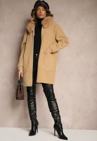 Renee - Ciemnobeżowy Rozpinany Płaszcz z Wiskozą Wełną i Futerkiem Xesalttia. Okazja: do pracy. Kolor: beżowy. Materiał: wiskoza, wełna, futro. Styl: elegancki