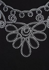 Born2be - Czarna Wiskozowa Bluzka na Krótki Rękaw z Etno Haftem z Metaliczną Nicią Aiopa. Okazja: do pracy, na co dzień, na spotkanie biznesowe. Kolekcja: plus size. Kolor: czarny. Materiał: wiskoza. Długość rękawa: krótki rękaw. Długość: krótkie. Wzór: haft. Styl: etno #2