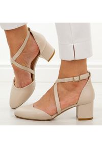 Cieliste sandały damskie na obcasie Sergio Leone Sk824. Okazja: na co dzień. Nosek buta: okrągły. Zapięcie: pasek. Kolor: beżowy. Szerokość cholewki: normalna. Materiał: skóra. Sezon: wiosna, jesień, lato. Obcas: na obcasie. Styl: casual, elegancki, klasyczny. Wysokość obcasa: średni #1