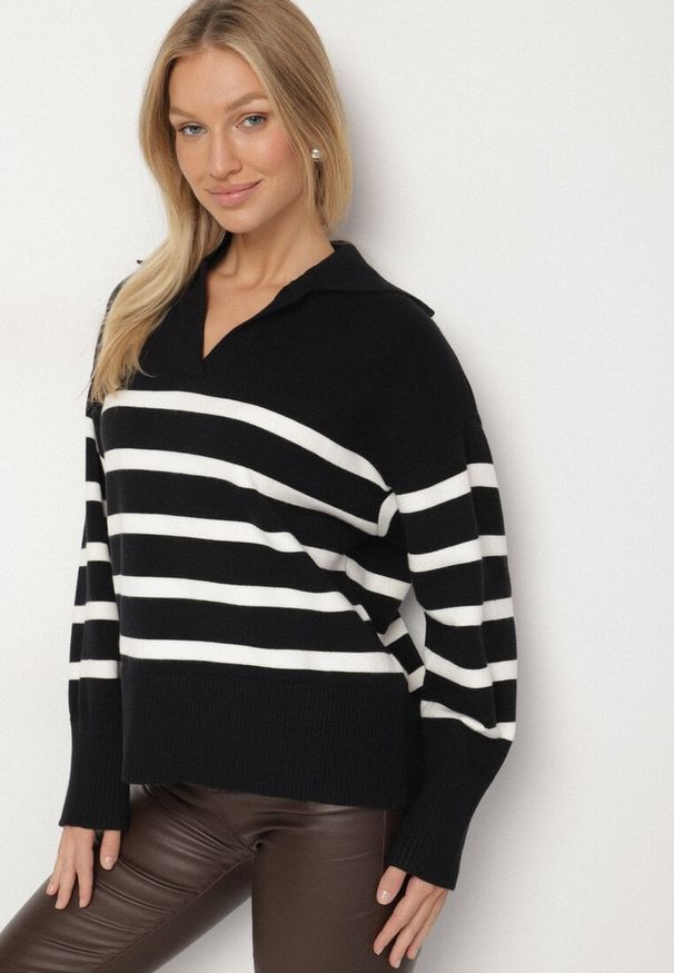 Born2be - Czarno-Biały Sweter Ozdobiony Paskami i Kołnierzykiem Arsena. Okazja: do pracy, na co dzień, na spotkanie biznesowe. Typ kołnierza: dekolt w serek. Kolor: czarny. Materiał: jeans. Wzór: aplikacja. Styl: casual, biznesowy